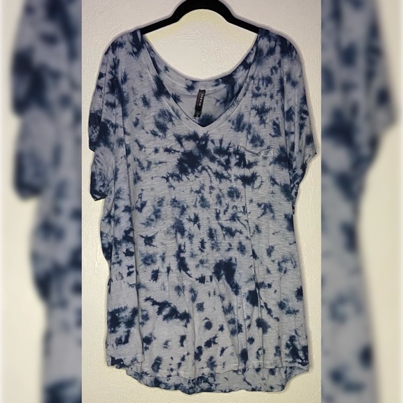 TORRID PREMIUM TIE-DYE POCKET V-NECK TEE - Picture 5 of 6